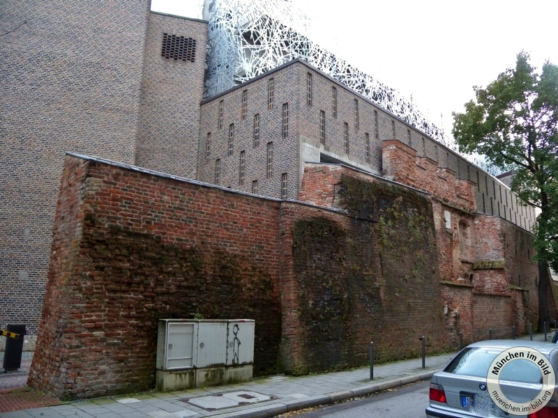 20100830173902-jungfernstieg-stadtmauerreste-mtb.jpg