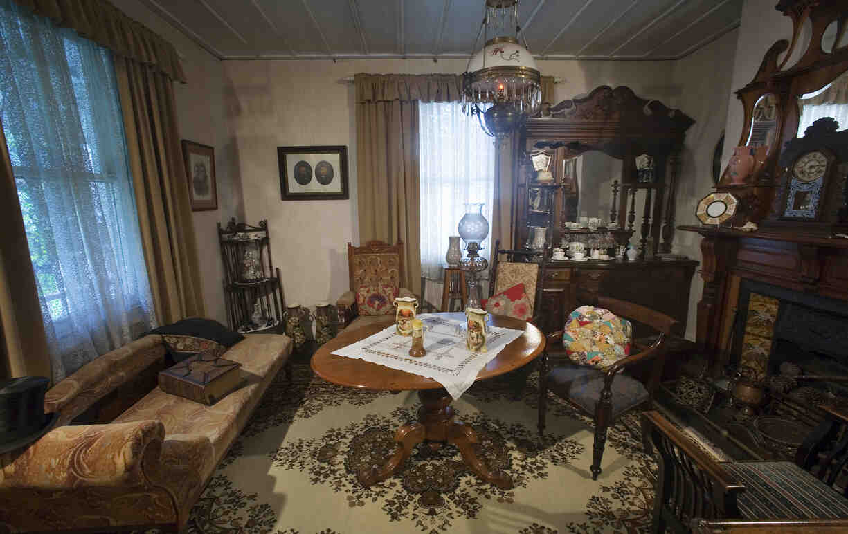 19th_century_Victorian_living_room%2C_Auckland_-_0816.jpg