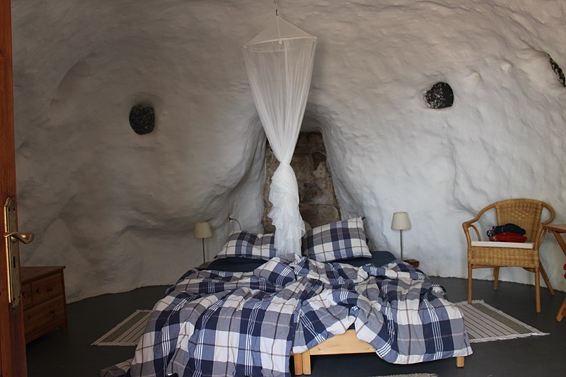 Bedroom_in_a_cave_dwelling%2C_Tenerife.jpg