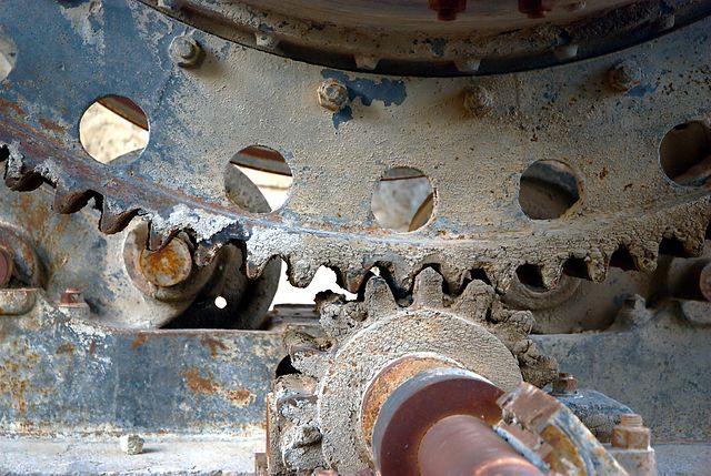640px-Abandoned_concrete_factory_mechanism.jpg