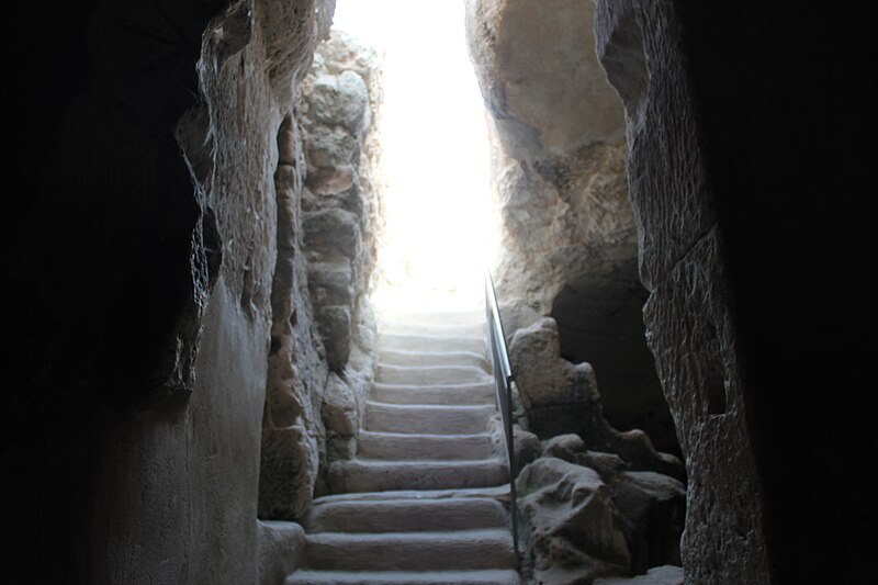 Staircase_descends_into_cave_at_Maresha.jpg