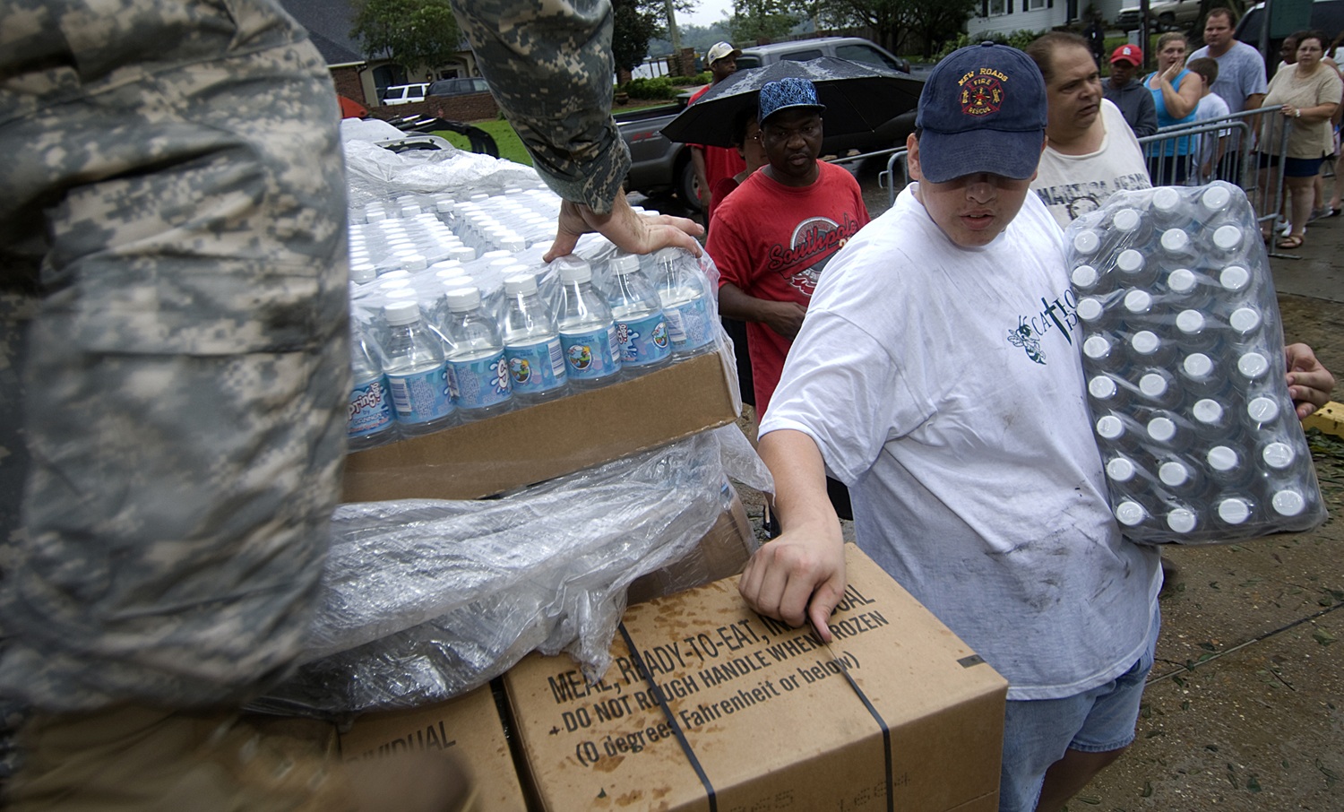 US_Navy_080903-N-6266K-032_Army_National_Guard_Spc._Jacquelyn_Smith_hands_out_bottles_of_water_and_boxes_of_meals_ready_to_eat.jpg